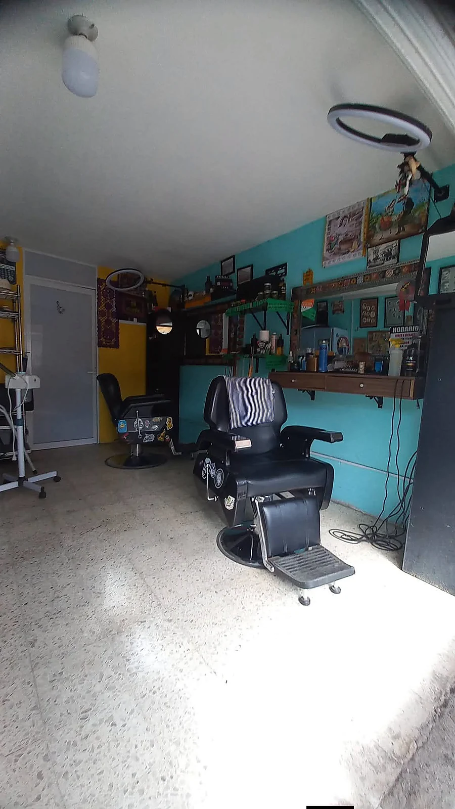 Sillón de barbería dentro del local
