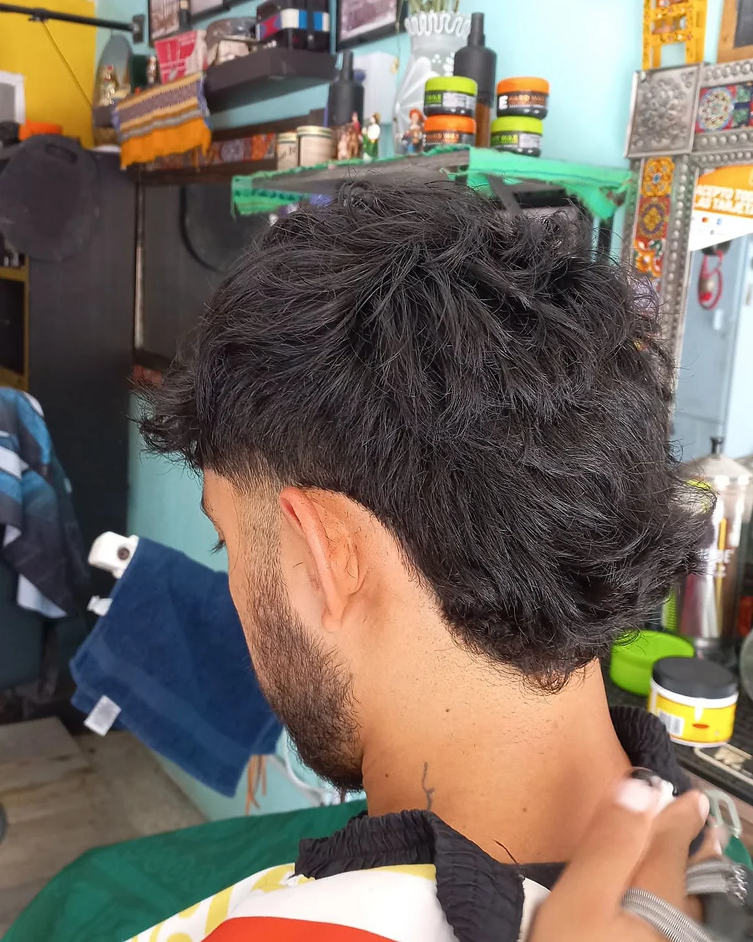 Corte largo texturizado con nuca definida