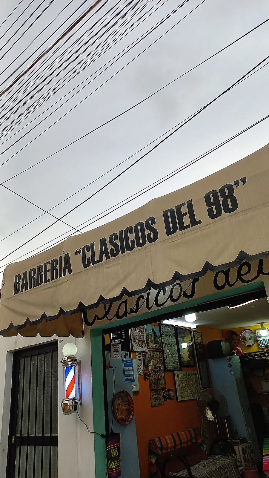 Fachada de la barbería Clásicos del 98