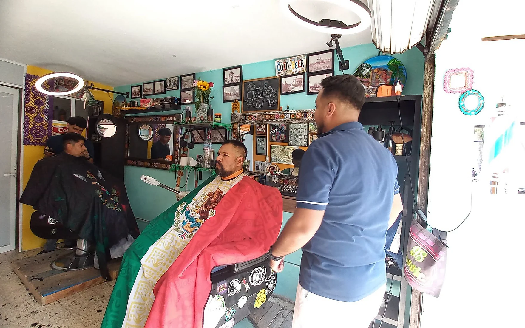 Clientes y barberos durante una jornada en Clásicos del 98